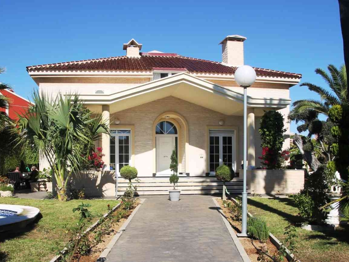 An exceptional Villa competitively priced located just 150m from Mil Palmeras beach