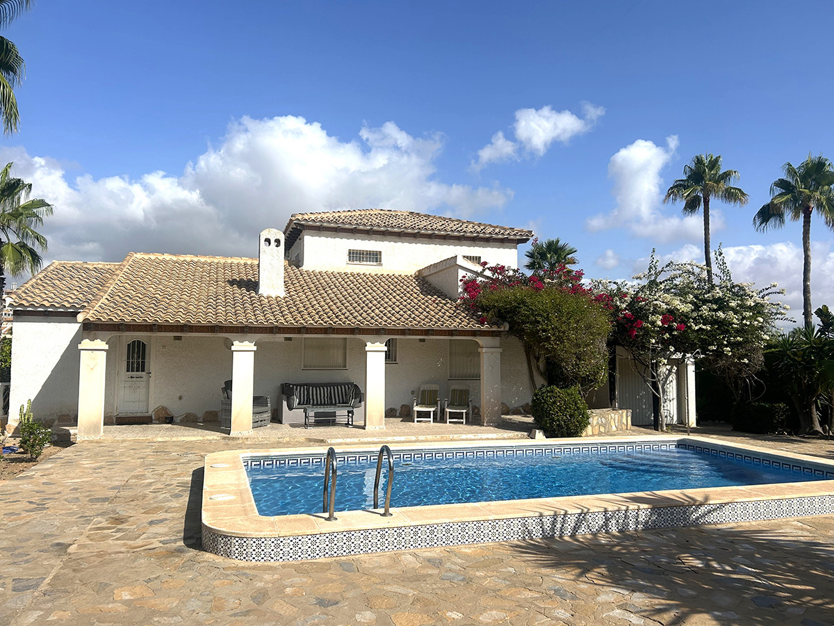 Resale - 3 Bedroom 3 Bathroom Villa in Orihuela Costa - Cabo Roig - Alicante Resale - 3 Bedroom 3 Bathroom Villa in Orihuela Costa - Cabo Roig - Alicante