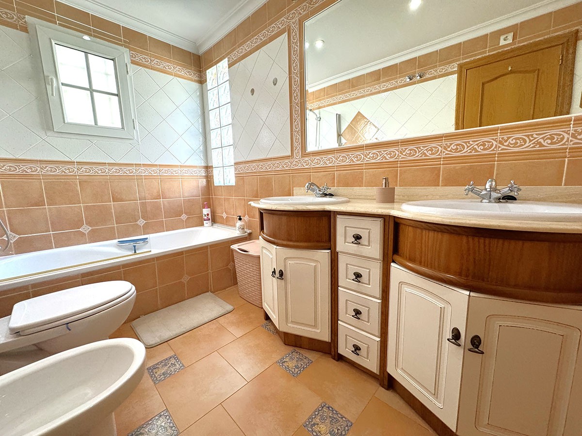 Resale - 3 Bedroom 2 Bathroom Villa in Orihuela Costa - Villamartin - Alicante Resale - 3 Bedroom 2 Bathroom Villa in Orihuela Costa - Villamartin - Alicante