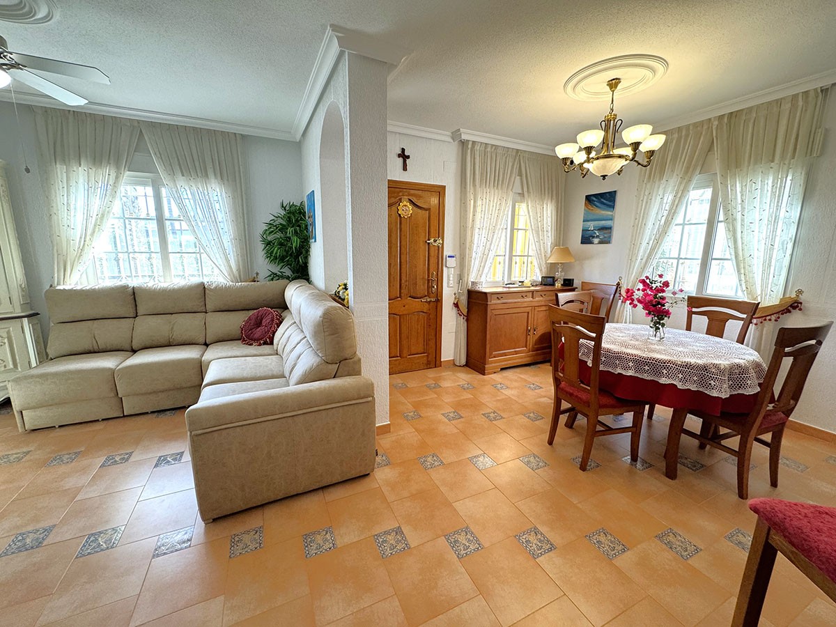 Resale - 3 Bedroom 2 Bathroom Villa in Orihuela Costa - Villamartin - Alicante Resale - 3 Bedroom 2 Bathroom Villa in Orihuela Costa - Villamartin - Alicante