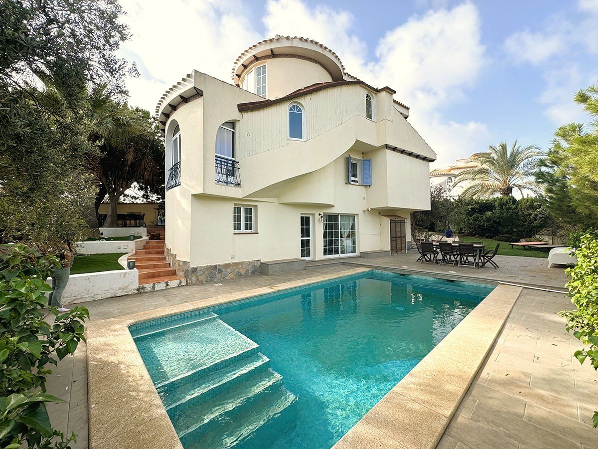 5 Bedroom 3 Bathroom Villa in Orihuela Costa