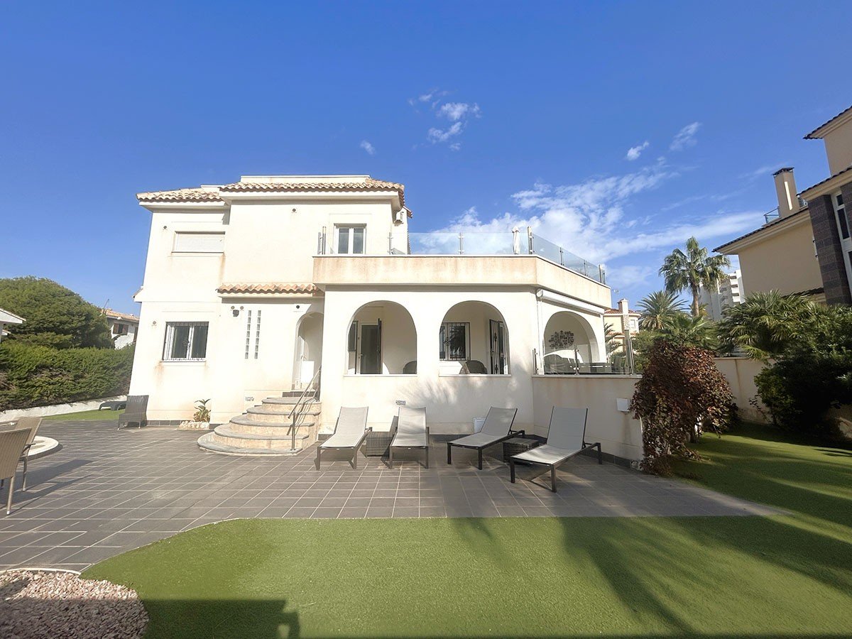 6 Bedroom 4 Bathroom Villa in Orihuela Costa