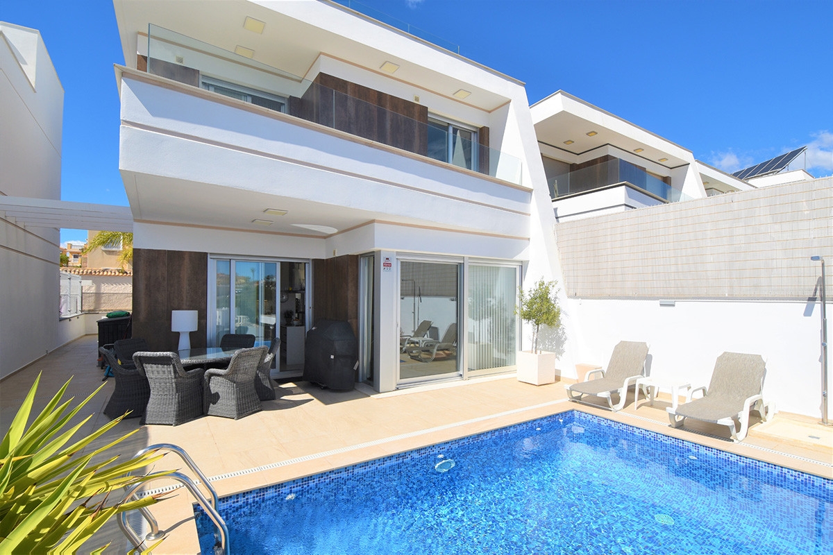 3 Bedroom 4 Bathroom Villa in Orihuela Costa