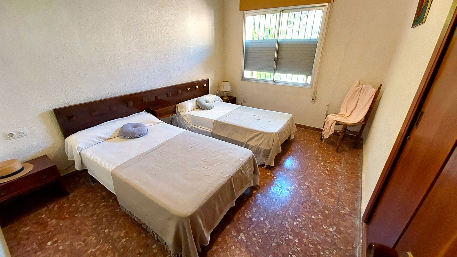 Resale - 5 Bedroom 3 Bathroom Villa in Orihuela Costa - Campoamor - Alicante