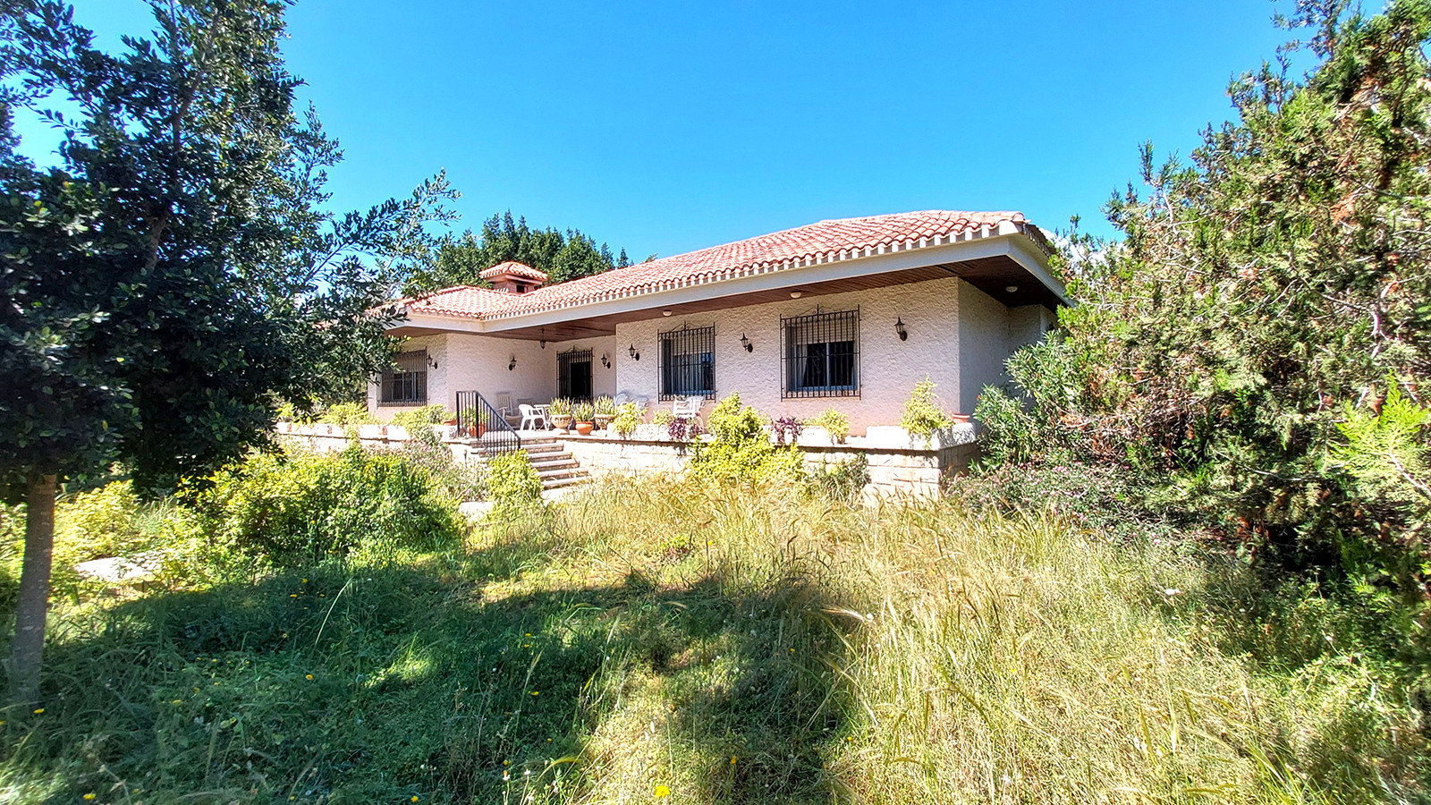 Resale - 5 Bedroom 3 Bathroom Villa in Orihuela Costa - Campoamor - Alicante