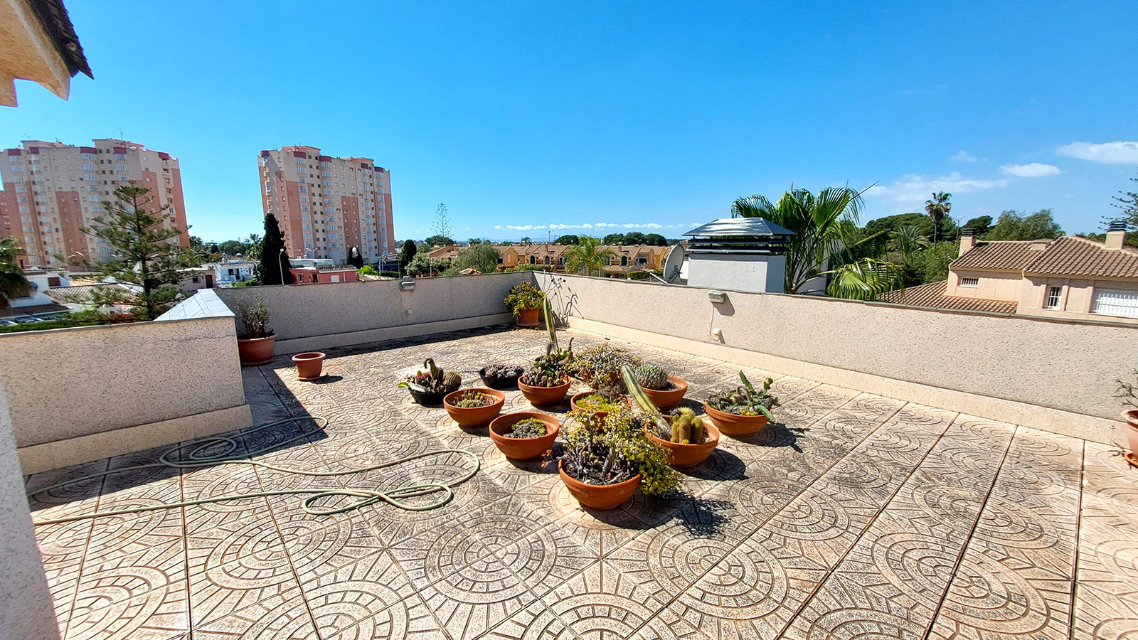 Resale - 6 Bedroom 3 Bathroom Villa in Orihuela Costa - Campoamor - Alicante