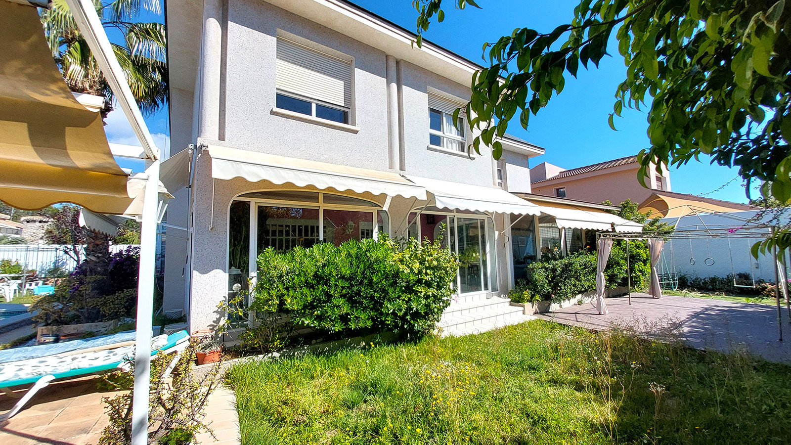 Resale - 6 Bedroom 3 Bathroom Villa in Orihuela Costa - Campoamor - Alicante