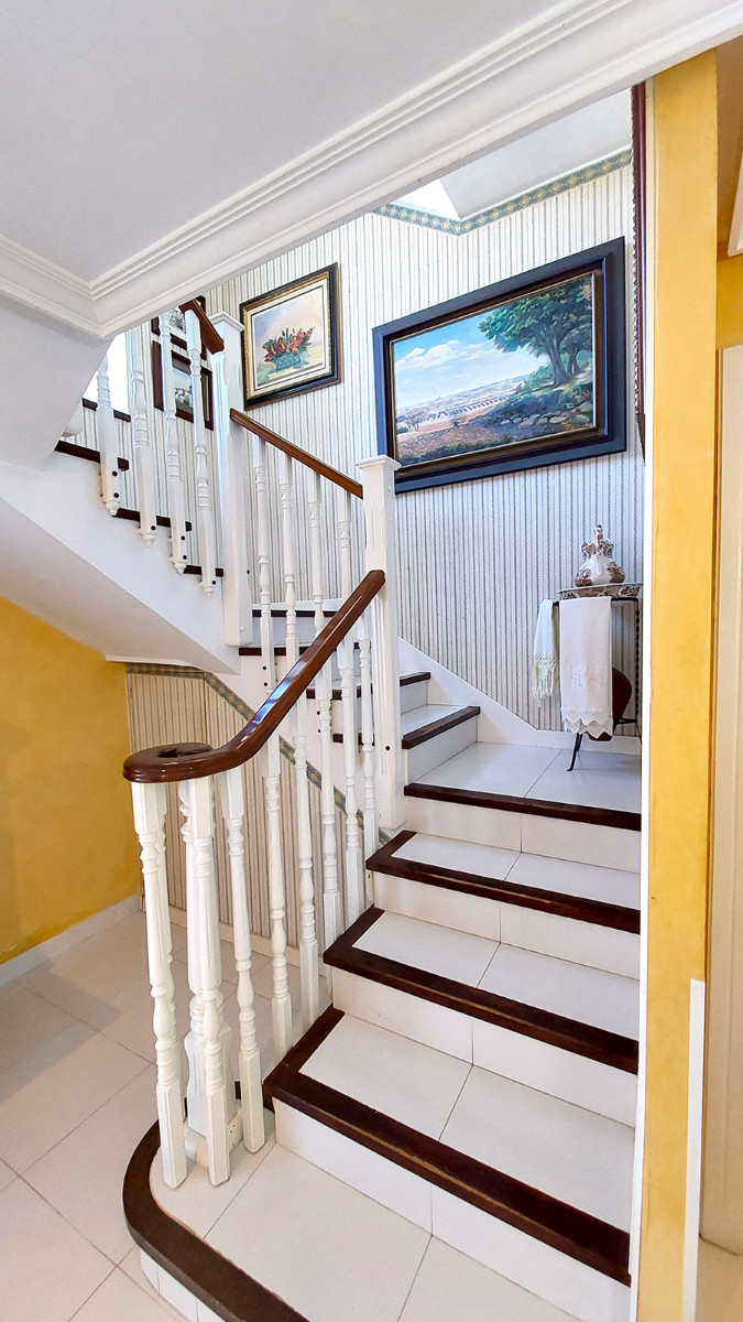 Resale - 6 Bedroom 3 Bathroom Villa in Orihuela Costa - Campoamor - Alicante