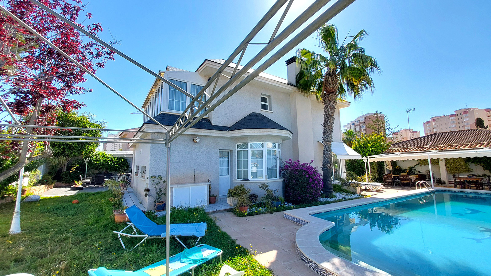 Resale - 6 Bedroom 3 Bathroom Villa in Orihuela Costa - Campoamor - Alicante