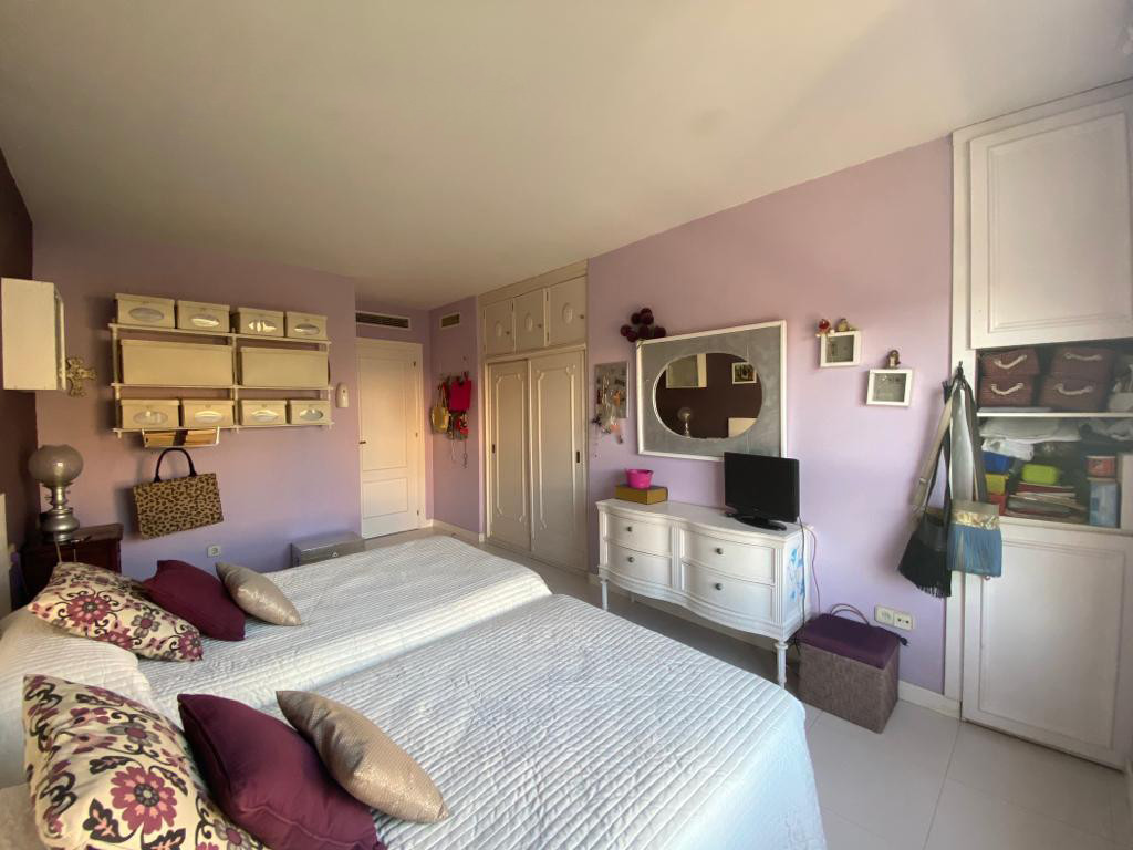 Resale - 6 Bedroom 3 Bathroom Villa in Orihuela Costa - Campoamor - Alicante