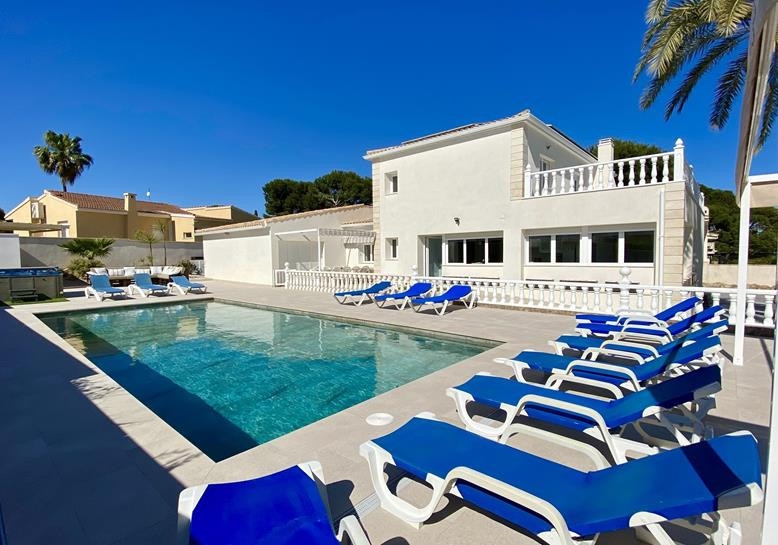 6 Bedroom 5 Bathroom Villa in Orihuela Costa
