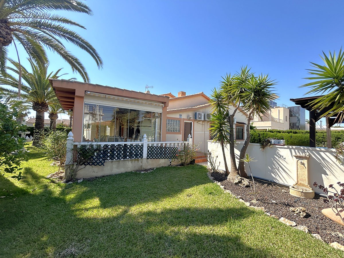 Resale - 3 Bedroom 2 Bathroom Villa in Orihuela Costa - Cabo Roig - Alicante